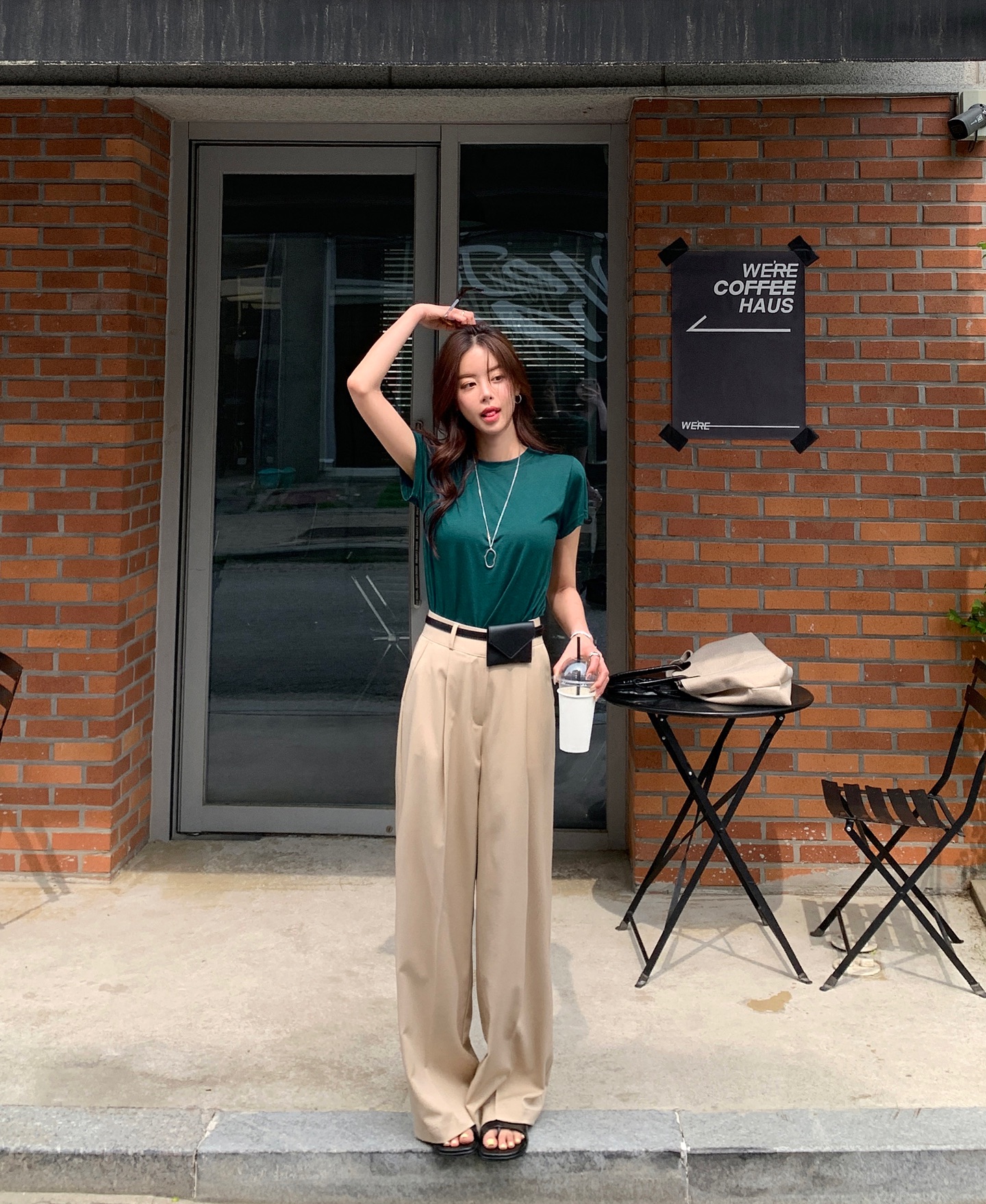 Quần dài màu trà sữa: Trẻ hơn quần đen, sang hơn quần trắng và ai cũng có thể mặc đẹp - Ảnh 1. Quần dài màu trà sữa: Trẻ hơn quần đen, sang hơn quần trắng và ai cũng có thể mặc đẹp - Ảnh 1.
