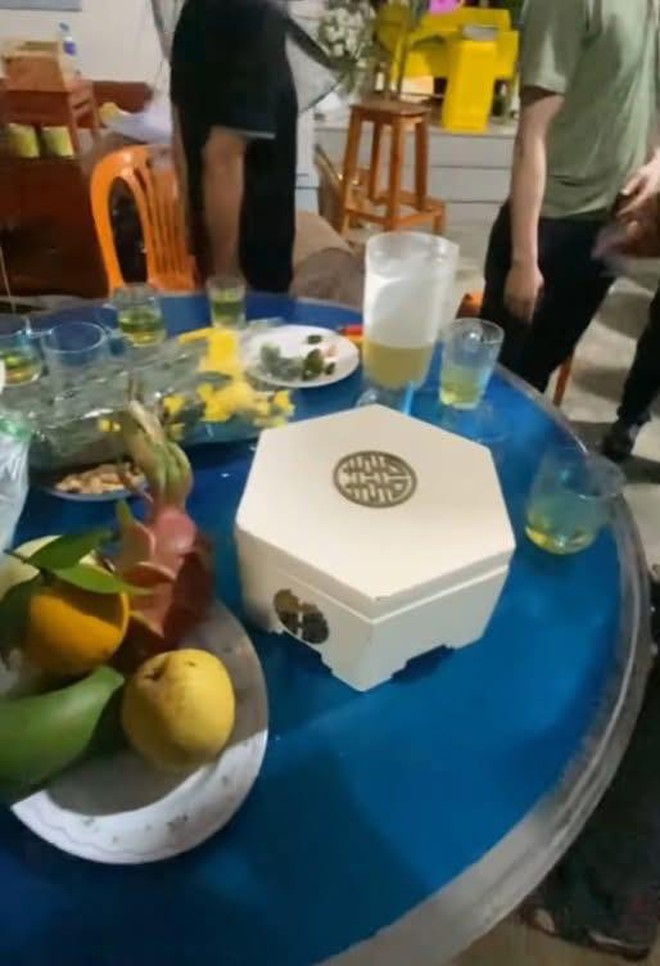 Xót xa cảnh gia đình làm lễ ăn hỏi cho đôi nam nữ tử vong ở biển Cửa Lò, hoàn thành tâm nguyện cuối cùng - Ảnh 3. Xót xa cảnh gia đình làm lễ ăn hỏi cho đôi nam nữ tử vong ở biển Cửa Lò, hoàn thành tâm nguyện cuối cùng - Ảnh 3.