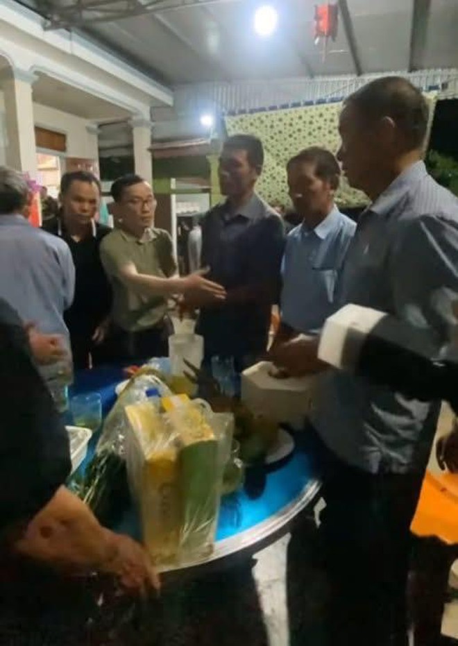 Xót xa cảnh gia đình làm lễ ăn hỏi cho đôi nam nữ tử vong ở biển Cửa Lò, hoàn thành tâm nguyện cuối cùng - Ảnh 2. Xót xa cảnh gia đình làm lễ ăn hỏi cho đôi nam nữ tử vong ở biển Cửa Lò, hoàn thành tâm nguyện cuối cùng - Ảnh 2.