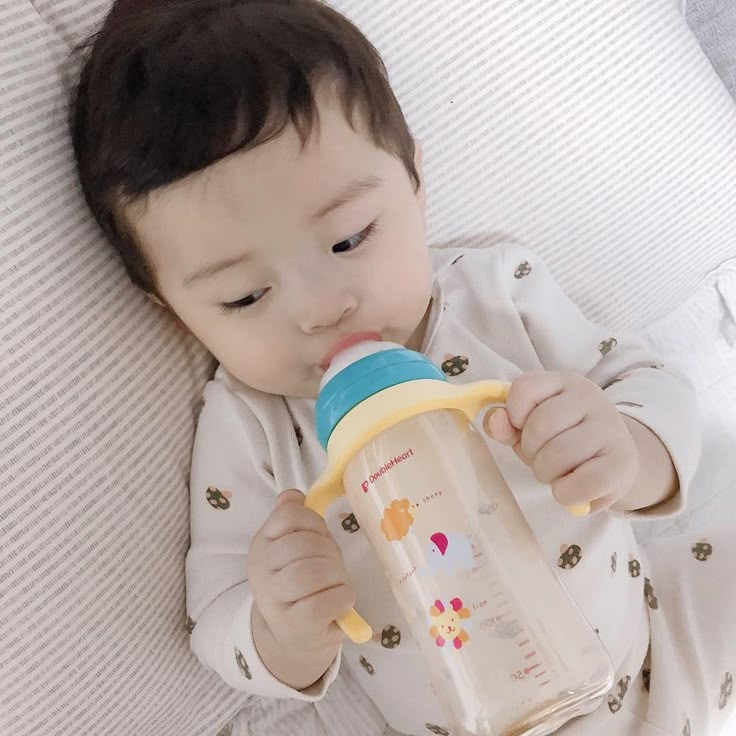 Trẻ từ 1-2 tuổi cần lượng sữa như thế nào? Có phải cứ cho trẻ uống càng nhiều sữa càng tốt hay không?- Ảnh 2. Trẻ từ 1-2 tuổi cần lượng sữa như thế nào? Có phải cứ cho trẻ uống càng nhiều sữa càng tốt hay không?- Ảnh 2.