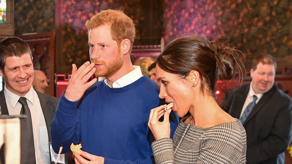 Meghan Markle bị cáo buộc mắng chửi nhân viên phục vụ tiệc đến mức Nữ vương Elizabeth phải can thiệp- Ảnh 2. Meghan Markle bị cáo buộc mắng chửi nhân viên phục vụ tiệc đến mức Nữ vương Elizabeth phải can thiệp- Ảnh 2.