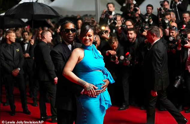 Rihanna khoe bụng bầu trên thảm đỏ Cannes - Ảnh 2. Rihanna khoe bụng bầu trên thảm đỏ Cannes - Ảnh 2.