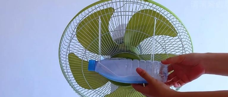 Buộc 1 chiếc khẩu trang vào cánh quạt: Mẹo Buộc 1 chiếc khẩu trang vào cánh quạt: Mẹo