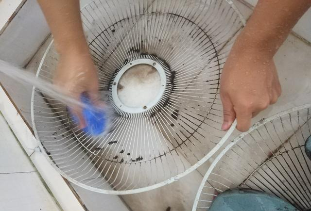 Buộc 1 chiếc khẩu trang vào cánh quạt: Mẹo Buộc 1 chiếc khẩu trang vào cánh quạt: Mẹo