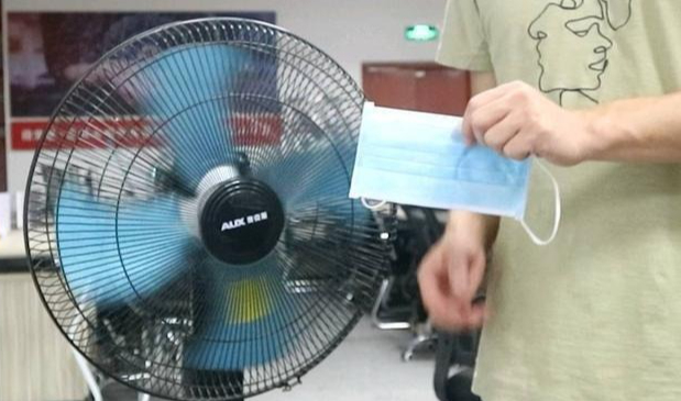 Buộc 1 chiếc khẩu trang vào cánh quạt: Mẹo Buộc 1 chiếc khẩu trang vào cánh quạt: Mẹo