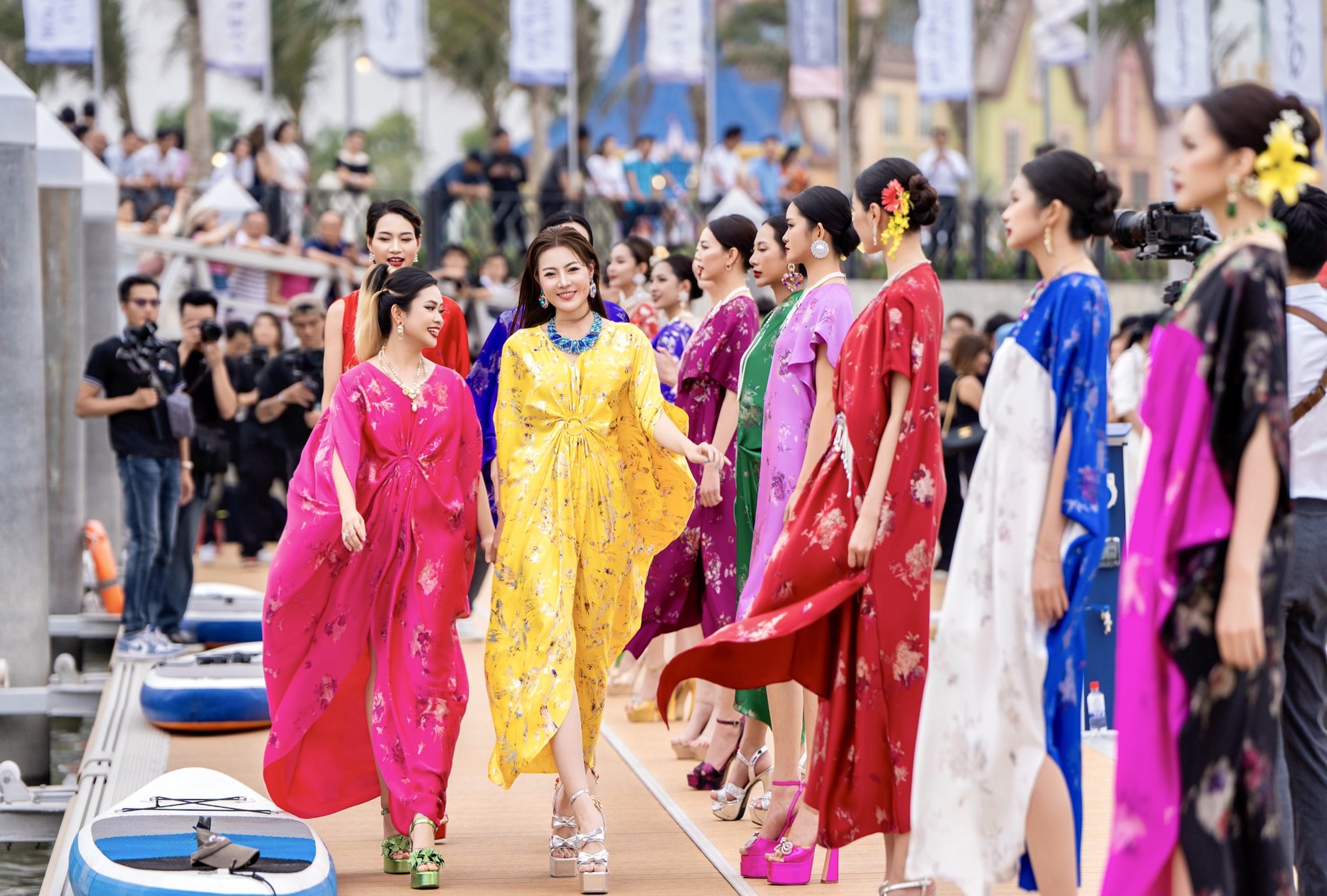 Bất ngờ với sắc v&oacute;c của người đẹp Hồ Lệ Thu ở tuổi ngo&agrave;i 50 - Ảnh 5.