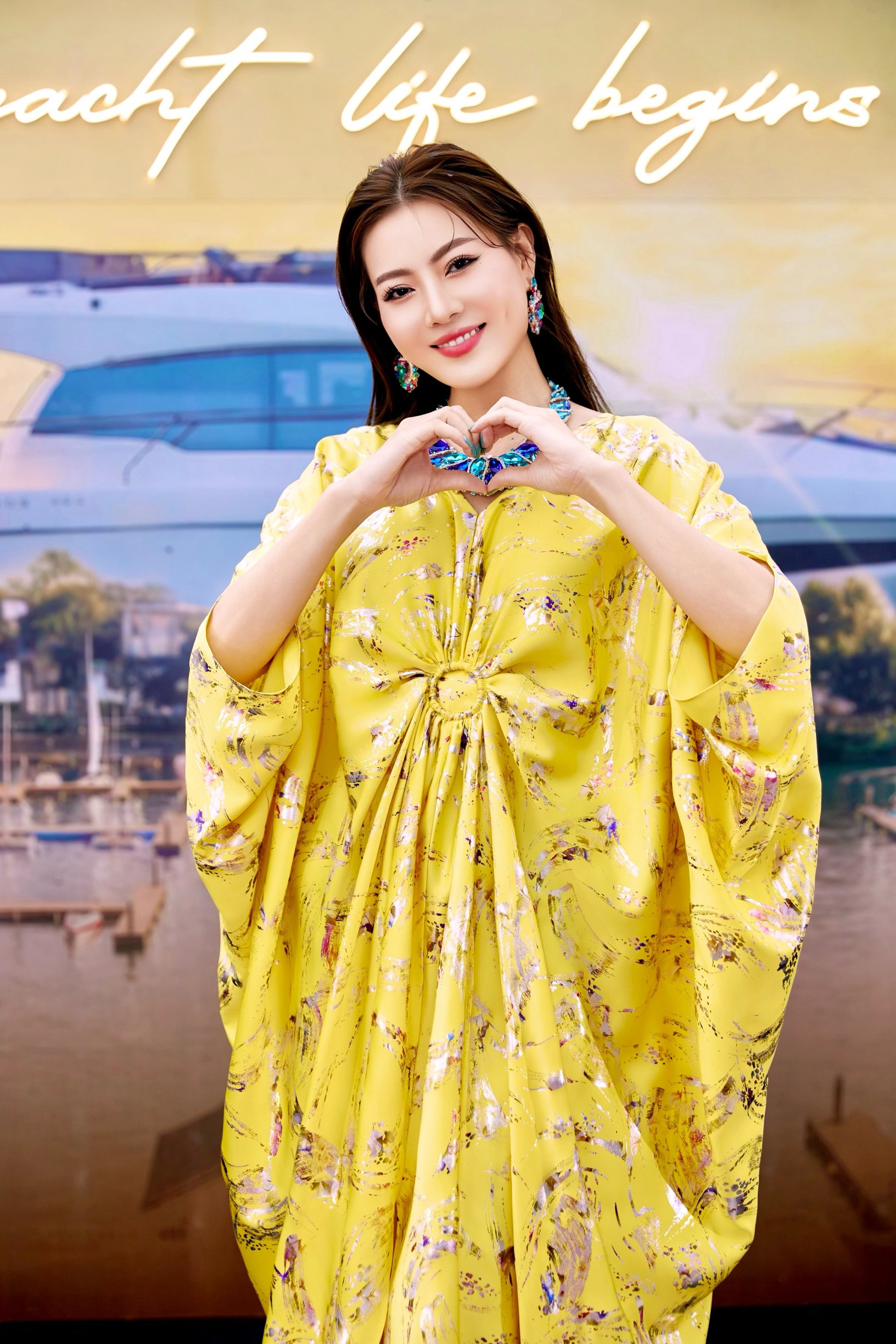 Bất ngờ với sắc v&oacute;c của người đẹp Hồ Lệ Thu ở tuổi ngo&agrave;i 50 - Ảnh 2.