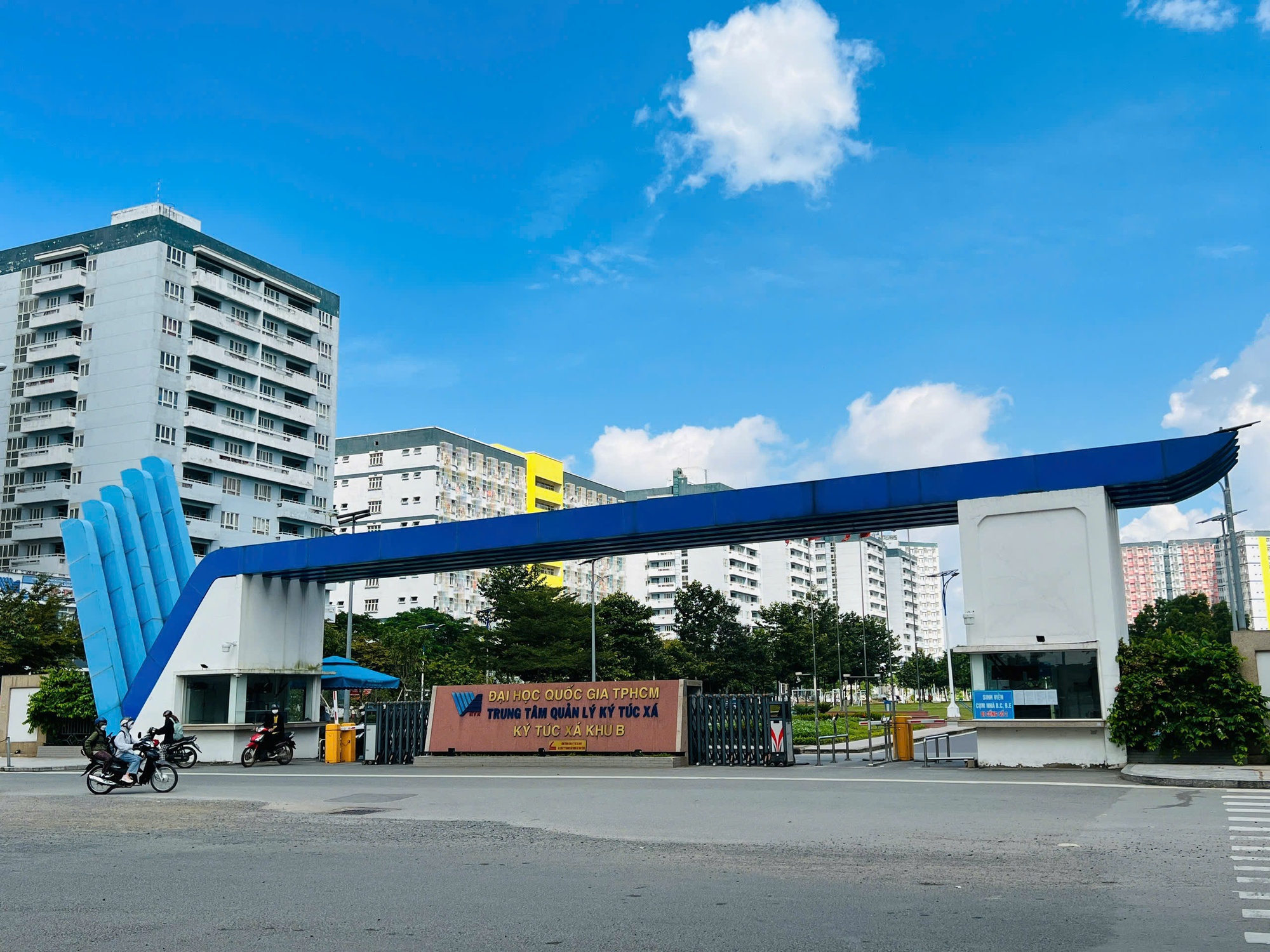 Nam sinh viên rơi từ sân thượng Đại học Quốc gia TP HCM tử vong - Ảnh 1. img