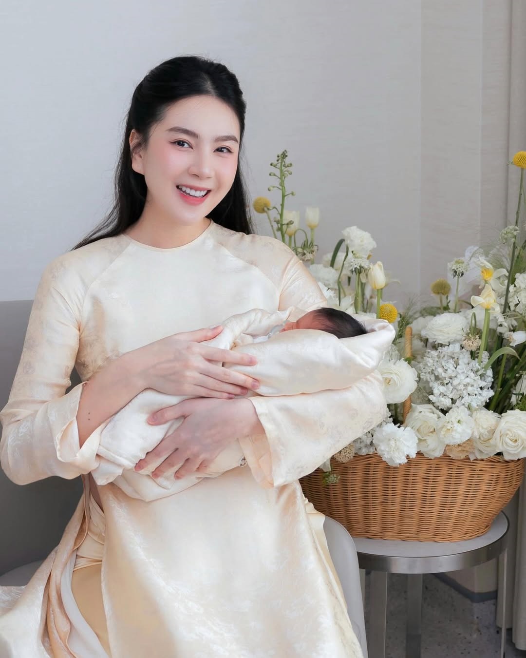 Mai Ngọc diện mãi 1 item vẫn đẹp xuất sắc từ lúc bầu bí tới sau khi sinh nở - Ảnh 8. Mai Ngọc diện mãi 1 item vẫn đẹp xuất sắc từ lúc bầu bí tới sau khi sinh nở - Ảnh 8.