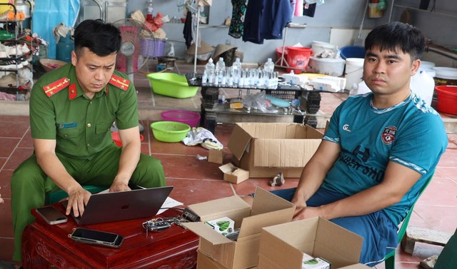 Bắt tạm giam chủ xưởng sản xuất mỹ phẩm giả đã "chốt" được 100.000 đơn hàng - Ảnh 1. Bắt tạm giam chủ xưởng sản xuất mỹ phẩm giả đã "chốt" được 100.000 đơn hàng - Ảnh 1.