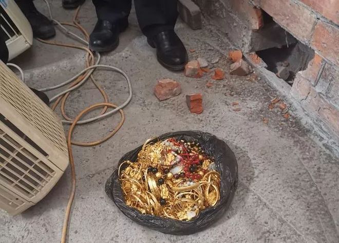 Phát hiện gần 5kg vàng trị giá 5,7 tỷ đồng bên trong bức tường một căn nhà thuê - Ảnh 1. Phát hiện gần 5kg vàng trị giá 5,7 tỷ đồng bên trong bức tường một căn nhà thuê - Ảnh 1.