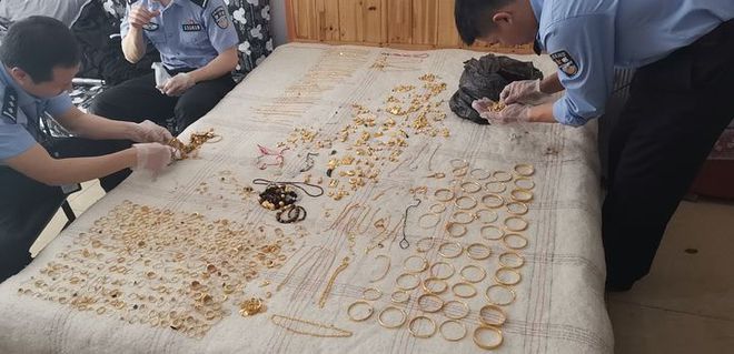 Phát hiện gần 5kg vàng trị giá 5,7 tỷ đồng bên trong bức tường một căn nhà thuê - Ảnh 2. Phát hiện gần 5kg vàng trị giá 5,7 tỷ đồng bên trong bức tường một căn nhà thuê - Ảnh 2.