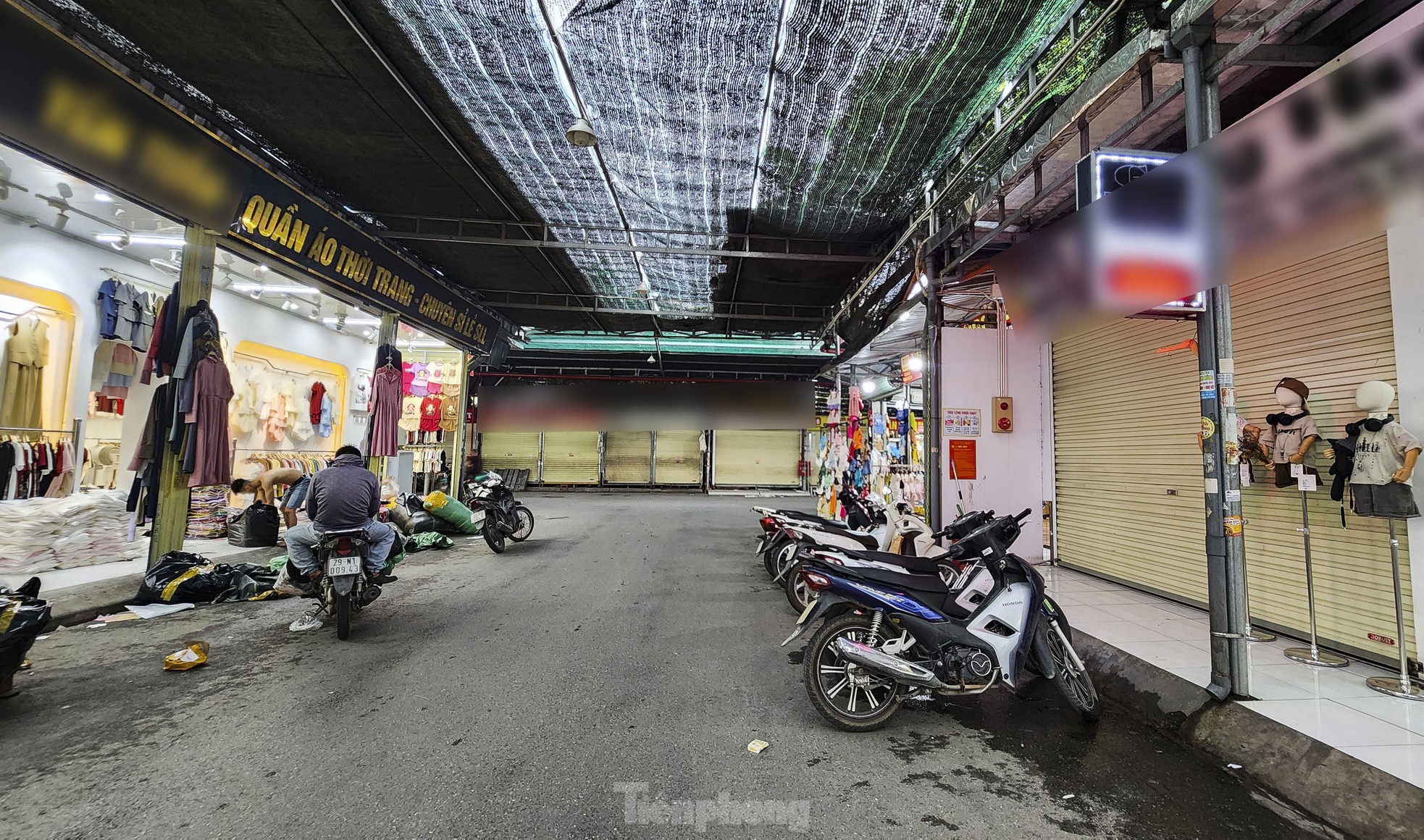 Cảnh khó tin tại thủ phủ thời trang lớn nhất miền Bắc - Ảnh 2. Cảnh khó tin tại thủ phủ thời trang lớn nhất miền Bắc - Ảnh 2.