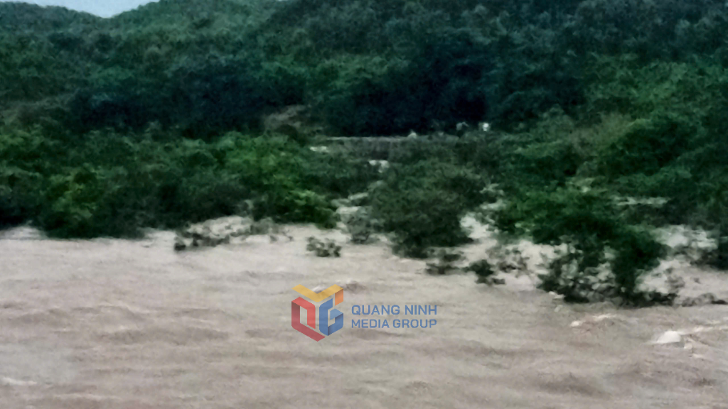 7 học sinh bị lũ cuốn: Hơn 1000 nhân lực, thợ lặn chuyên nghiệp chạy đua với thời gian tìm kiếm nạn nhân- Ảnh 3. 7 học sinh bị lũ cuốn: Hơn 1000 nhân lực, thợ lặn chuyên nghiệp chạy đua với thời gian tìm kiếm nạn nhân- Ảnh 3.