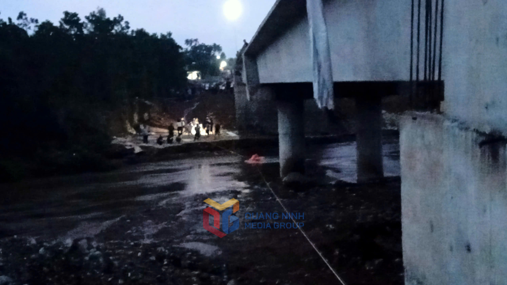 7 học sinh bị lũ cuốn: Hơn 1000 nhân lực, thợ lặn chuyên nghiệp chạy đua với thời gian tìm kiếm nạn nhân- Ảnh 5. 7 học sinh bị lũ cuốn: Hơn 1000 nhân lực, thợ lặn chuyên nghiệp chạy đua với thời gian tìm kiếm nạn nhân- Ảnh 5.