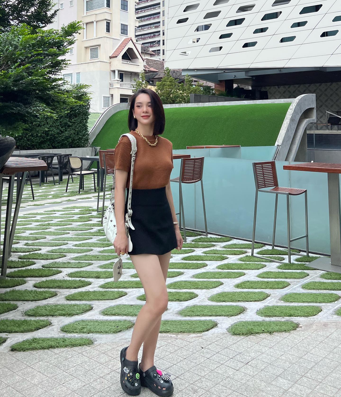 Hóa ra Quỳnh Lương có style diện váy rất đẹp, ai thích lên đồ màu trung tính càng nên tham khảo - Ảnh 6. Hóa ra Quỳnh Lương có style diện váy rất đẹp, ai thích lên đồ màu trung tính càng nên tham khảo - Ảnh 6.