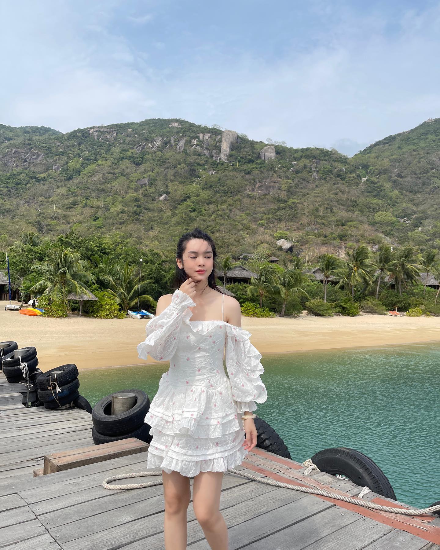 Hóa ra Quỳnh Lương có style diện váy rất đẹp, ai thích lên đồ màu trung tính càng nên tham khảo - Ảnh 3. Hóa ra Quỳnh Lương có style diện váy rất đẹp, ai thích lên đồ màu trung tính càng nên tham khảo - Ảnh 3.