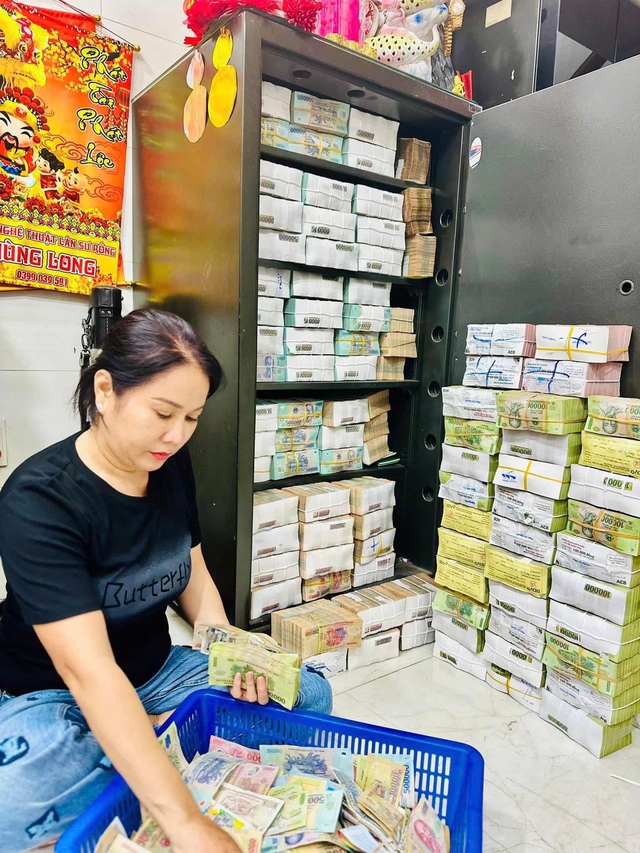 Trúng độc đắc 4 tỷ đồng, người đàn ông ở TP.HCM hậu tạ người bán số tiền "khủng" - Ảnh 2. Trúng độc đắc 4 tỷ đồng, người đàn ông ở TP.HCM hậu tạ người bán số tiền "khủng" - Ảnh 2.