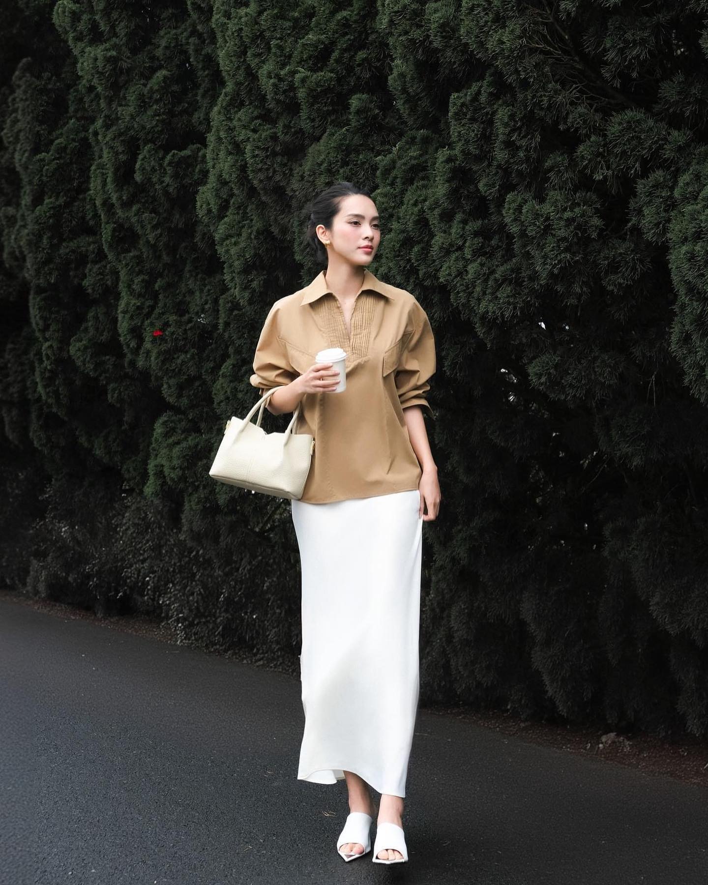 Hóa ra Quỳnh Lương có style diện váy rất đẹp, ai thích lên đồ màu trung tính càng nên tham khảo - Ảnh 1. Hóa ra Quỳnh Lương có style diện váy rất đẹp, ai thích lên đồ màu trung tính càng nên tham khảo - Ảnh 1.
