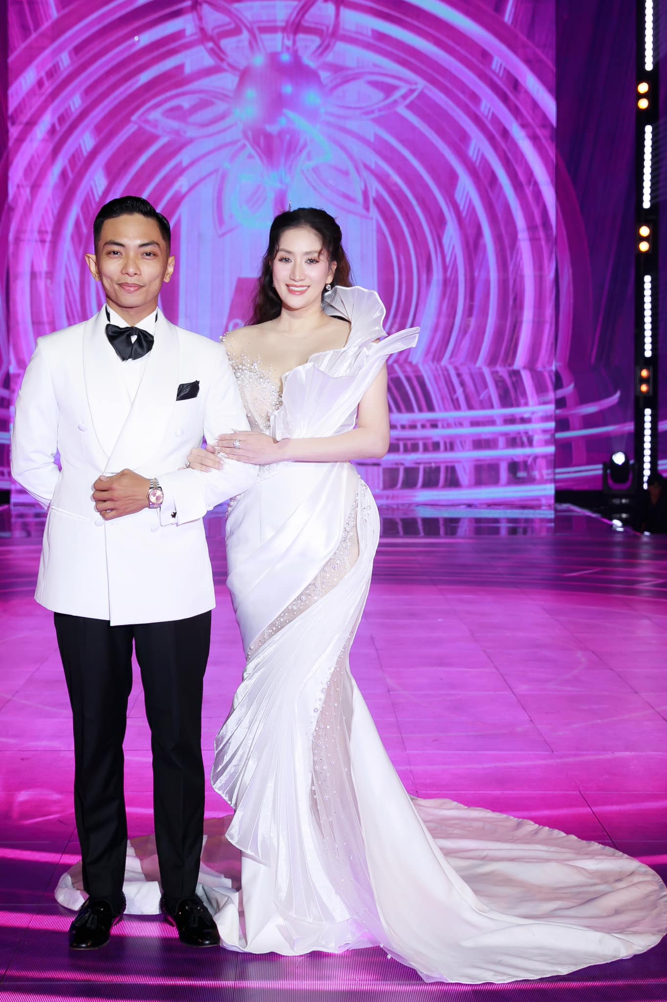 Khánh Thi lại gây chú ý với status nhắm thẳng vào chồng - Phan Hiển với Khánh Thi lại gây chú ý với status nhắm thẳng vào chồng - Phan Hiển với