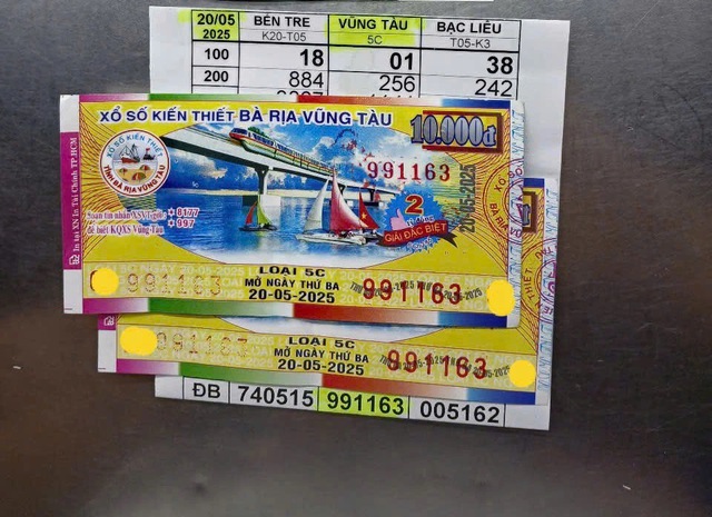 Trúng độc đắc 4 tỷ đồng, người đàn ông ở TP.HCM hậu tạ người bán số tiền "khủng" - Ảnh 1. Trúng độc đắc 4 tỷ đồng, người đàn ông ở TP.HCM hậu tạ người bán số tiền "khủng" - Ảnh 1.