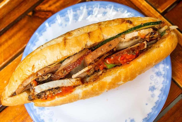 banh-mi-in-hoi-an-1747840389933-17478403906031572715316-1747898332218-17478983323221228412176.jpg
