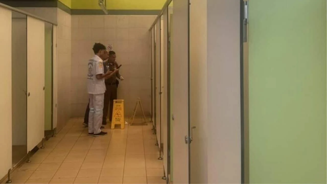 Đang làm việc, nữ nhân viên quán cà phê thấy đau bụng, vào nhà vệ sinh ngồi nghỉ thì bất ngờ sinh con - Ảnh 1. Đang làm việc, nữ nhân viên quán cà phê thấy đau bụng, vào nhà vệ sinh ngồi nghỉ thì bất ngờ sinh con - Ảnh 1.