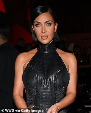 me-kim-kardashian-tre-trung-bat-ngo-nghi-dung-sculptra3-17477357283151646465030-1747818921225-1747818921307286186083-1747883218765-17478832188411707967869.jpg