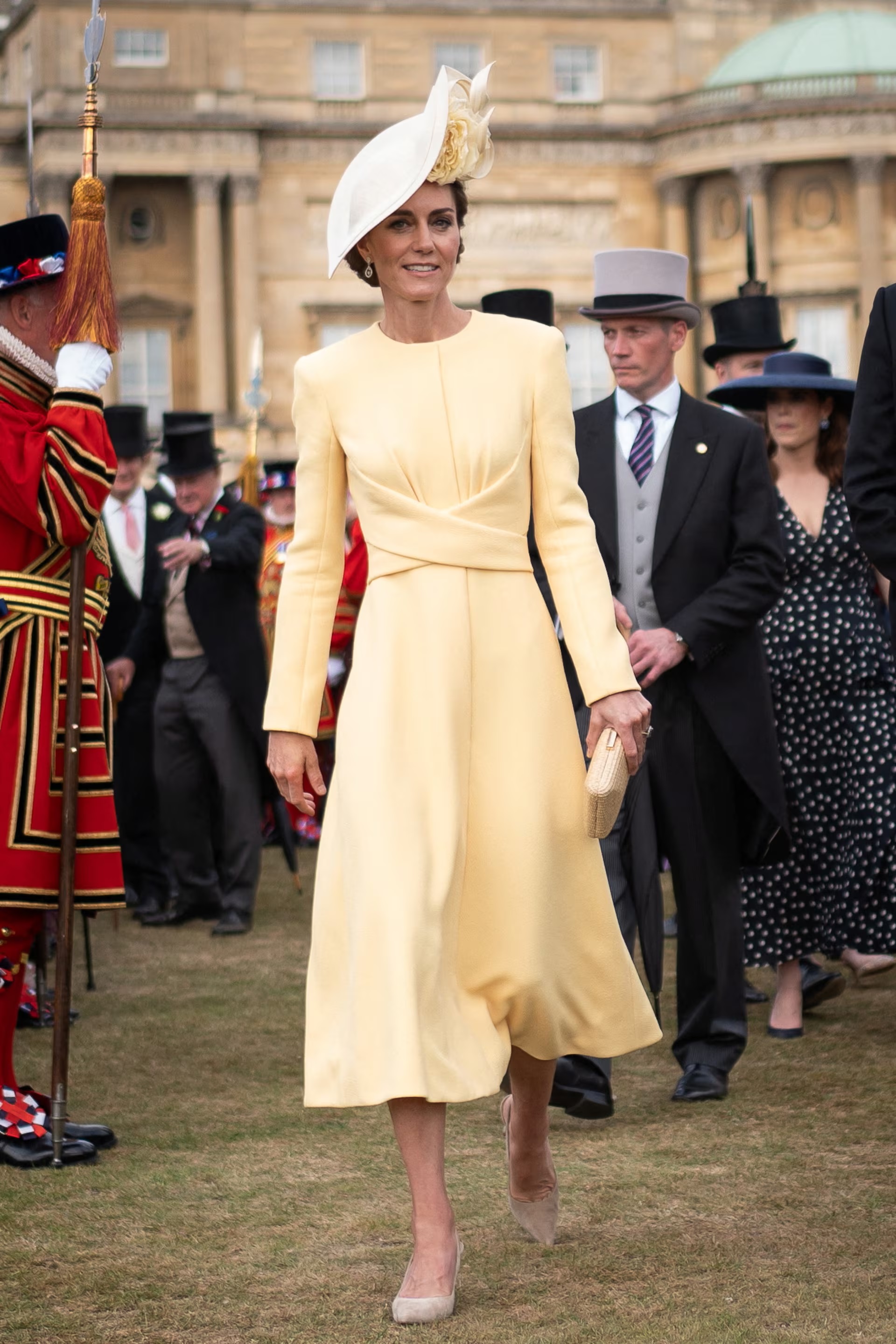 Công nương Kate diện “cả cây” đồ cũ, Meghan Markle lại là người được nhắc tên - Ảnh 2. Công nương Kate diện “cả cây” đồ cũ, Meghan Markle lại là người được nhắc tên - Ảnh 2.