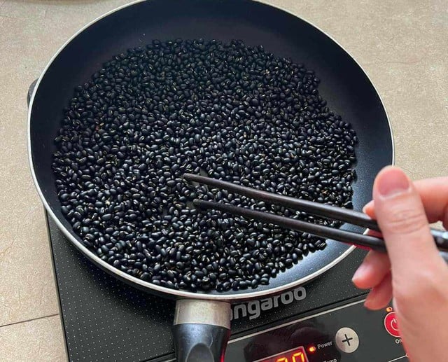 Món nước màu đen là "kẻ thù" của bệnh thận, giúp tiêu mỡ, giảm cân, có sẵn ở chợ giá cực rẻ mà nấu cũng dễ dàng - Ảnh 2. Món nước màu đen là "kẻ thù" của bệnh thận, giúp tiêu mỡ, giảm cân, có sẵn ở chợ giá cực rẻ mà nấu cũng dễ dàng - Ảnh 2.