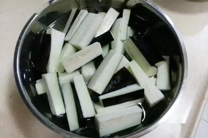 Vì sao nên ngâm cà tím trước khi chế biến? - Ảnh 2. Vì sao nên ngâm cà tím trước khi chế biến? - Ảnh 2.