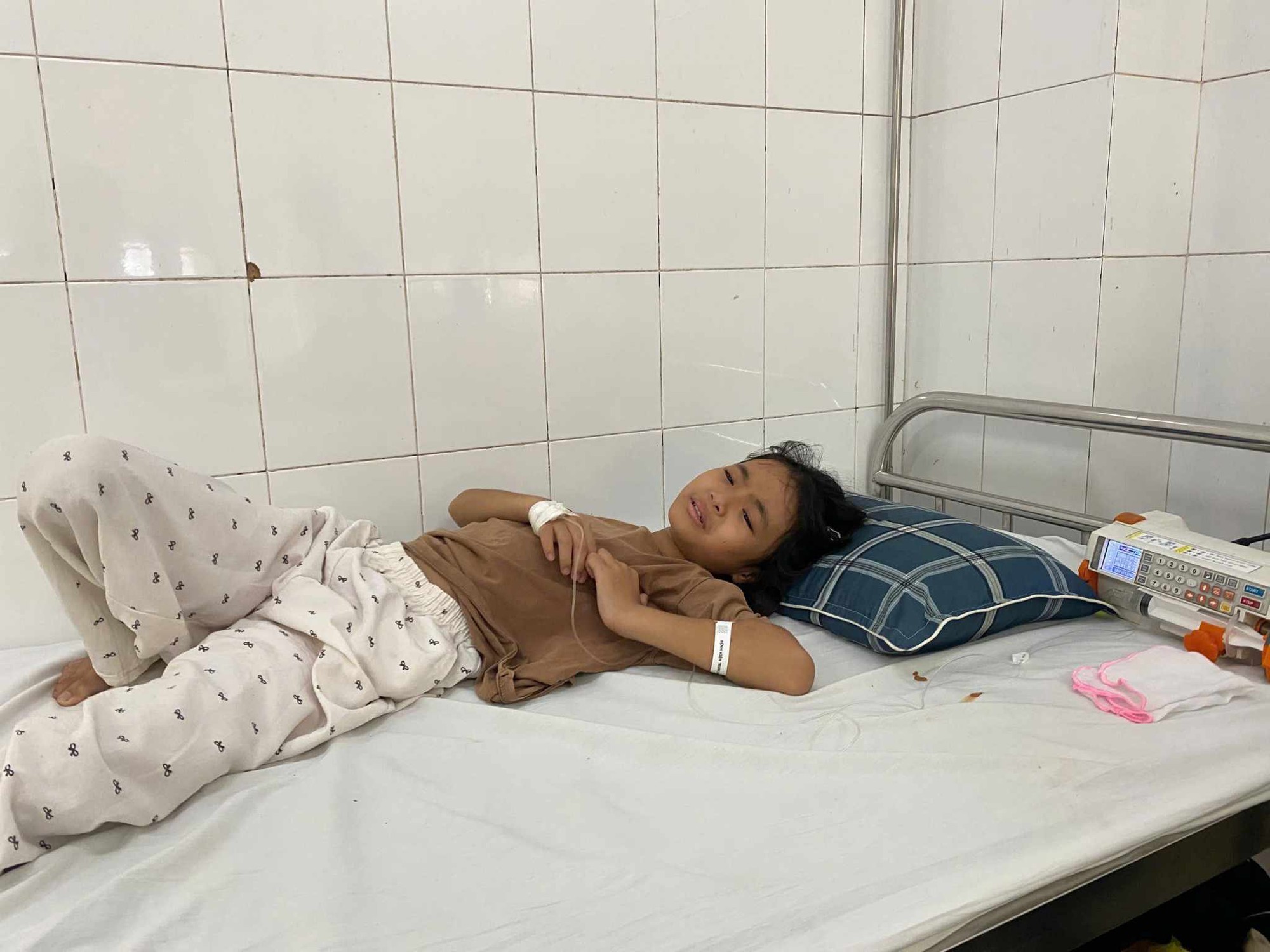 Ánh mắt cầu cứu của bé gái 10 tuổi phải trải qua 2 ca đại phẫu đau đớn vì bệnh quái ác- Ảnh 3. Ánh mắt cầu cứu của bé gái 10 tuổi phải trải qua 2 ca đại phẫu đau đớn vì bệnh quái ác- Ảnh 3.