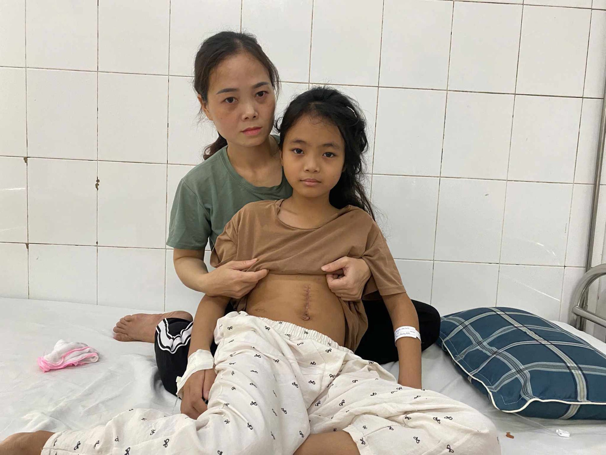 Ánh mắt cầu cứu của bé gái 10 tuổi phải trải qua 2 ca đại phẫu đau đớn vì bệnh quái ác- Ảnh 4. Ánh mắt cầu cứu của bé gái 10 tuổi phải trải qua 2 ca đại phẫu đau đớn vì bệnh quái ác- Ảnh 4.