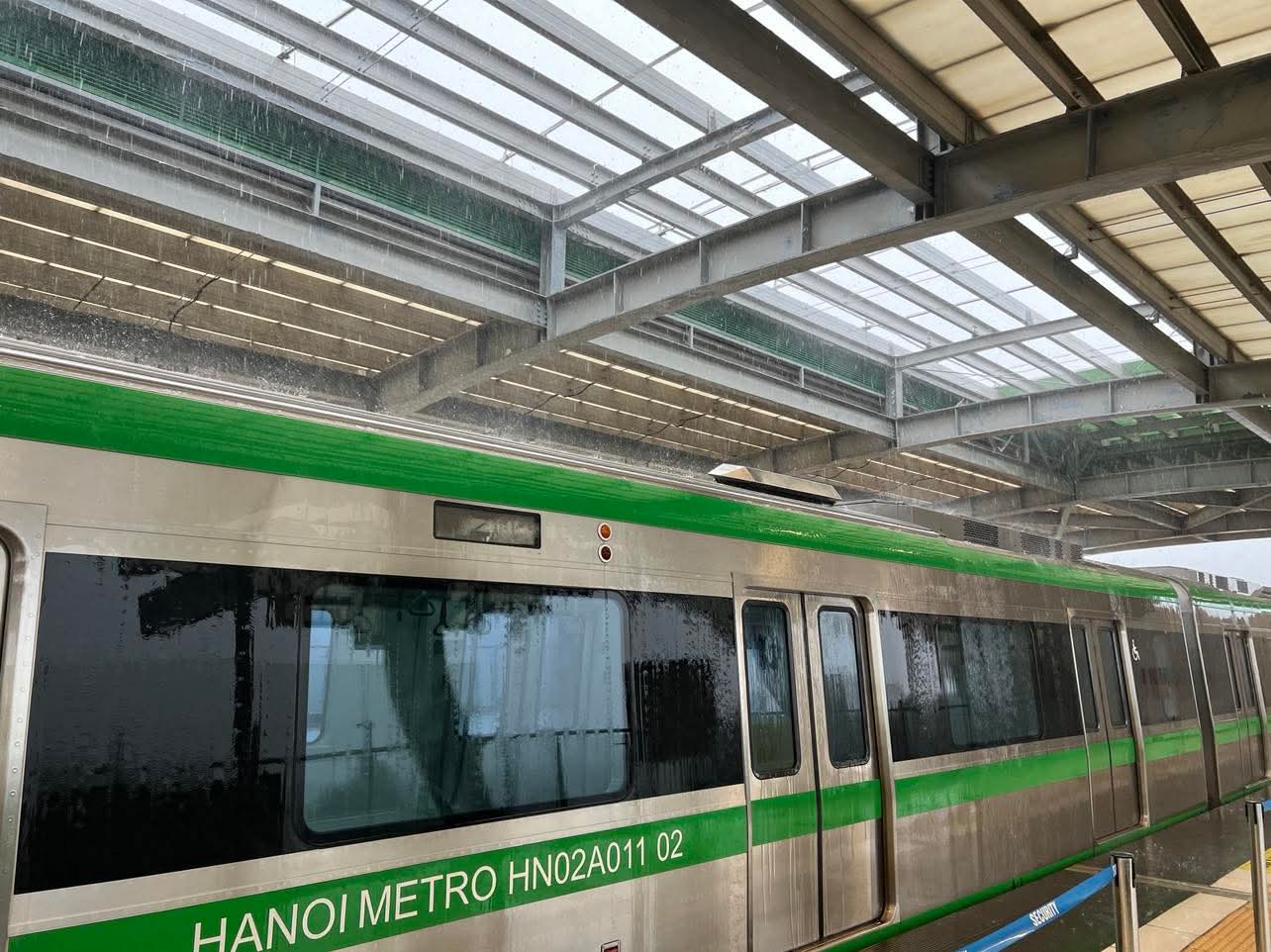 Nhà ga tàu Cát Linh - Hà Đông thủng mái, nước chảy lênh láng- Ảnh 2. Nhà ga tàu Cát Linh - Hà Đông thủng mái, nước chảy lênh láng- Ảnh 2.