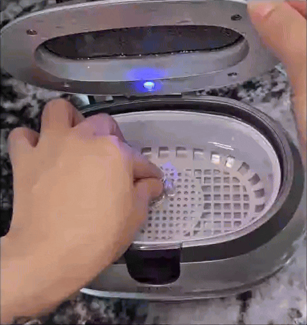 Phú bà đeo 6 chiếc nhẫn kim cương khi nấu ăn, chẳng ngại bẩn nhờ một món "bảo bối" - Ảnh 6. Phú bà đeo 6 chiếc nhẫn kim cương khi nấu ăn, chẳng ngại bẩn nhờ một món "bảo bối" - Ảnh 6.