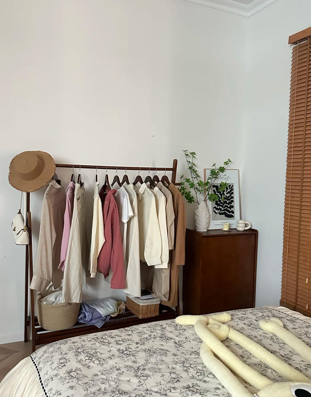 Tủ quần áo truyền thống dần biến mất khỏi phòng ngủ: Nhều người chuyển sang 3 cách này vì tiện hơn, đẹp hơn và rẻ một nửa - Ảnh 5. Tủ quần áo truyền thống dần biến mất khỏi phòng ngủ: Nhều người chuyển sang 3 cách này vì tiện hơn, đẹp hơn và rẻ một nửa - Ảnh 5.