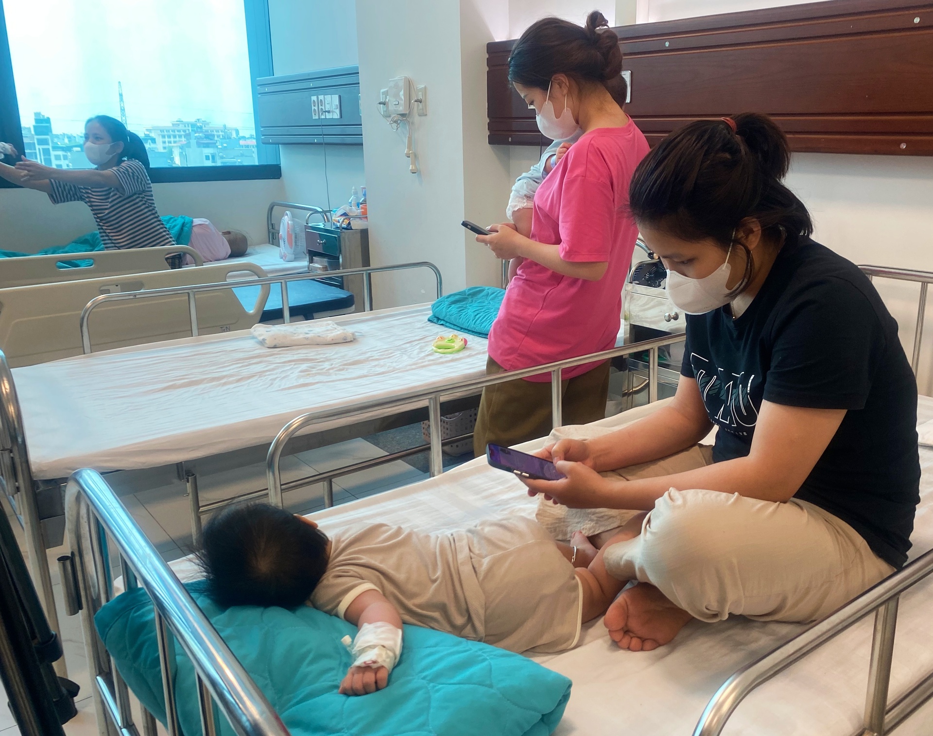 Nhiều trẻ nhập viện vì COVID-19 ở Hà Nội, các viện sẵn sàng ứng phó dịch - Ảnh 2. Nhiều trẻ nhập viện vì COVID-19 ở Hà Nội, các viện sẵn sàng ứng phó dịch - Ảnh 2.