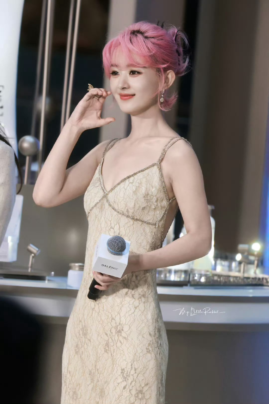 Triệu Lệ Dĩnh bị tố gian dối: Khoe diện hàng hiệu cao cấp, nhưng hóa ra chỉ là đồ fake - Ảnh 8. Triệu Lệ Dĩnh bị tố gian dối: Khoe diện hàng hiệu cao cấp, nhưng hóa ra chỉ là đồ fake - Ảnh 8.
