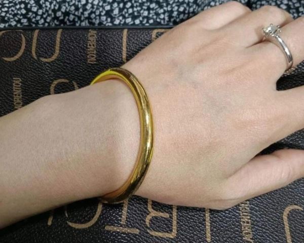 Người phụ nữ chi 61 triệu đồng mua vòng vàng, 2 năm sau đem bán thì phát hiện hàng giả, cửa hàng thách thức: "Chị thích kiện thì cứ kiện" - Ảnh 1. Người phụ nữ chi 61 triệu đồng mua vòng vàng, 2 năm sau đem bán thì phát hiện hàng giả, cửa hàng thách thức: "Chị thích kiện thì cứ kiện" - Ảnh 1.