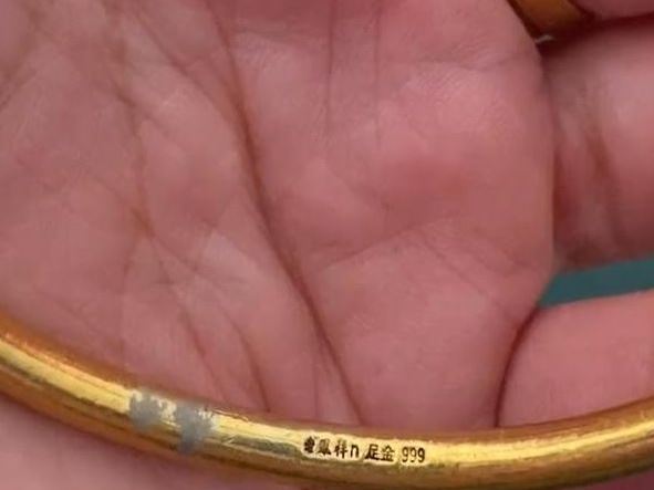Người phụ nữ chi 61 triệu đồng mua vòng vàng, 2 năm sau đem bán thì phát hiện hàng giả, cửa hàng thách thức: "Chị thích kiện thì cứ kiện" - Ảnh 2. Người phụ nữ chi 61 triệu đồng mua vòng vàng, 2 năm sau đem bán thì phát hiện hàng giả, cửa hàng thách thức: "Chị thích kiện thì cứ kiện" - Ảnh 2.