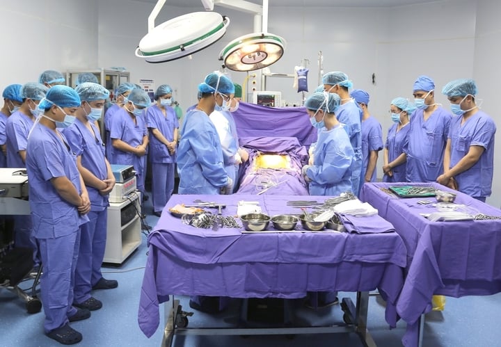 Nữ điều dưỡng quỳ gối tiễn biệt tạng của chồng - Ảnh 1. Nữ điều dưỡng quỳ gối tiễn biệt tạng của chồng - Ảnh 1.