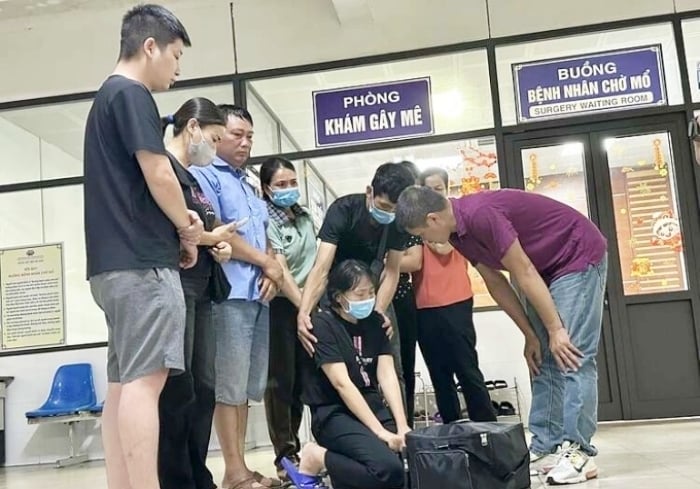 Nữ điều dưỡng quỳ gối tiễn biệt tạng của chồng - Ảnh 2. Nữ điều dưỡng quỳ gối tiễn biệt tạng của chồng - Ảnh 2.