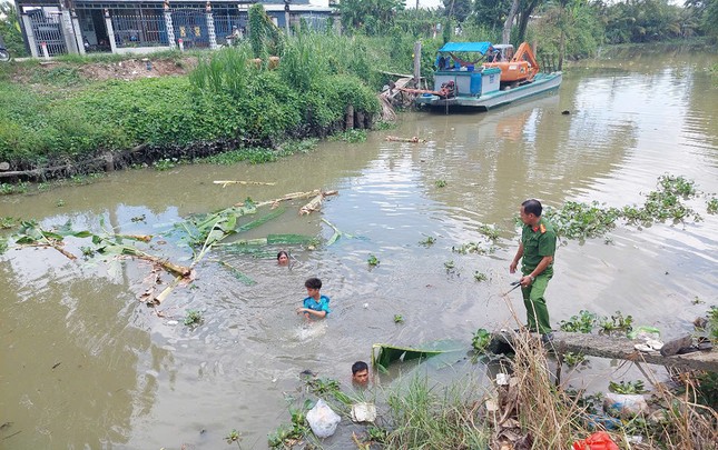 Vụ giết người tình hơn 16 tuổi ở An Giang: Nạn nhân bị 49 vết đâm, chém - Ảnh 3. Vụ giết người tình hơn 16 tuổi ở An Giang: Nạn nhân bị 49 vết đâm, chém - Ảnh 3.