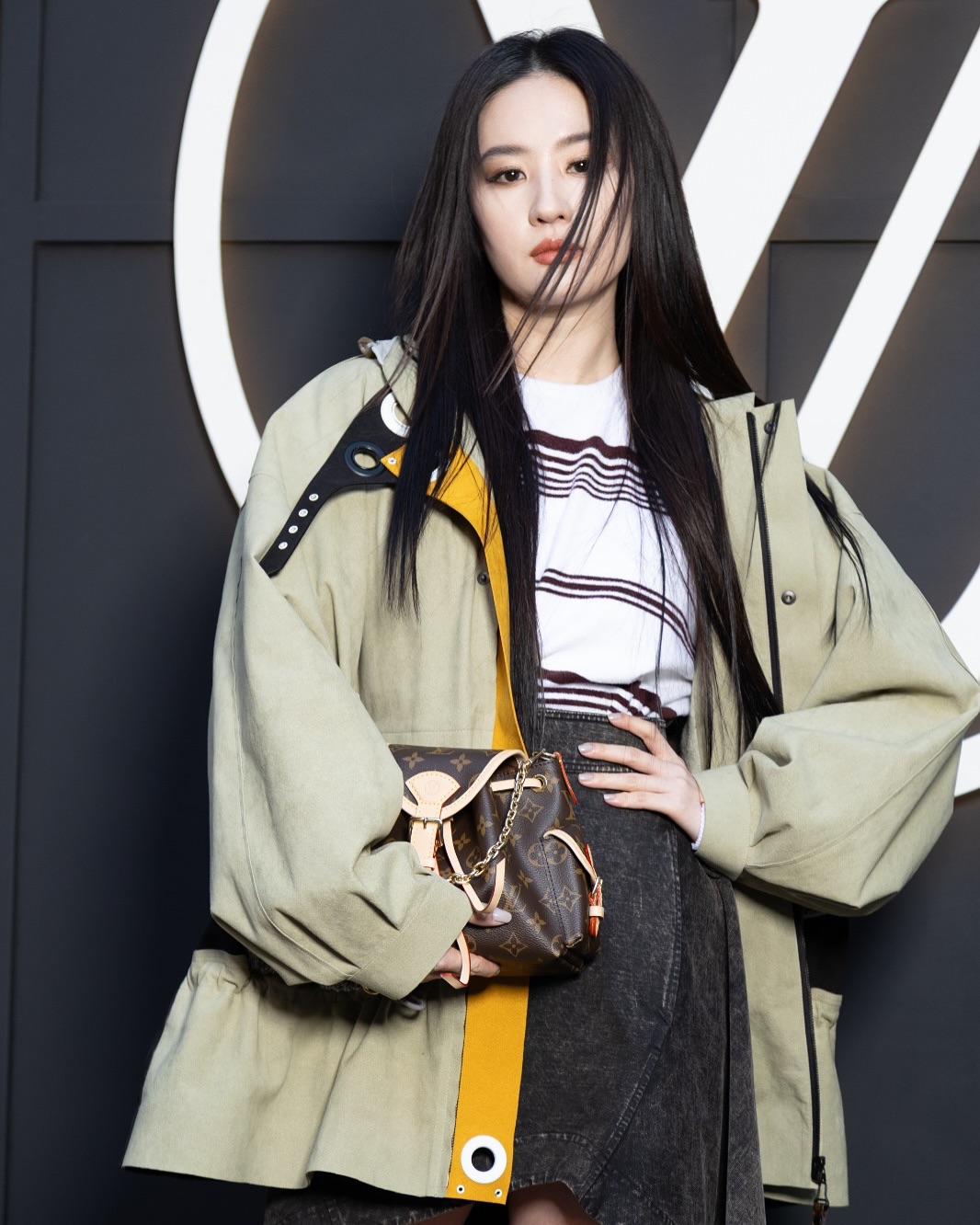 lofficielhongkong1747969140363855132704035813560211185946-1747971025284385372895-1747982448425-1747982448539104322871-1747986940669-1747986940747777486585.jpg