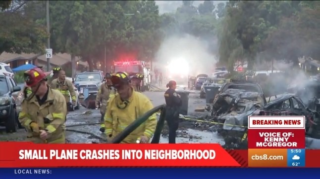 Máy bay lao xuống khu dân cư ở bang California - Mỹ, nhiều nhà và ô tô bốc cháy- Ảnh 2. Máy bay lao xuống khu dân cư ở bang California - Mỹ, nhiều nhà và ô tô bốc cháy- Ảnh 2.