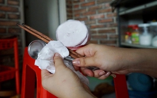 Phát hiện nhiều mẫu khăn giấy chứa vi khuẩn vượt ngưỡng cho phép 13 lần: Chuyên gia cảnh báo 1 loại ngấm đẫm chất gây dị ứng, ung thư - Ảnh 1.