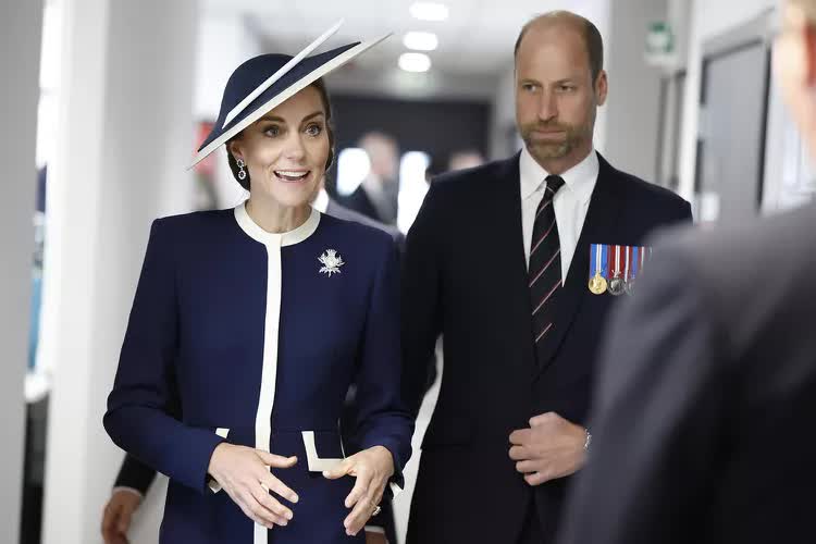 Phản ứng hài hước của Thân vương William khi Vương phi Kate được khen xinh đẹp khiến fan thích thú- Ảnh 1. Phản ứng hài hước của Thân vương William khi Vương phi Kate được khen xinh đẹp khiến fan thích thú- Ảnh 1.