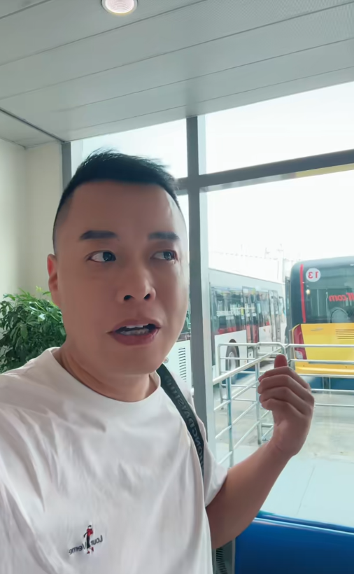 Tôn Bằng xuất hiện trước cổng cơ quan chức năng sau gần 2 tháng Hằng Du Mục bị bắt- Ảnh 3. Tôn Bằng xuất hiện trước cổng cơ quan chức năng sau gần 2 tháng Hằng Du Mục bị bắt- Ảnh 3.