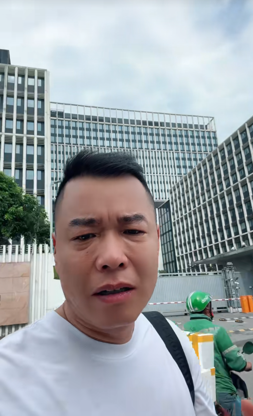 Tôn Bằng xuất hiện trước cổng cơ quan chức năng sau gần 2 tháng Hằng Du Mục bị bắt- Ảnh 1. Tôn Bằng xuất hiện trước cổng cơ quan chức năng sau gần 2 tháng Hằng Du Mục bị bắt- Ảnh 1.