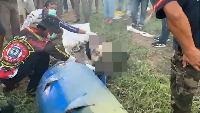 Thấy chiếc thùng nổi trên mặt hồ, người đàn ông vớt lên rồi ám ảnh với thứ bên trong, vội báo cảnh sát - Ảnh 2. Thấy chiếc thùng nổi trên mặt hồ, người đàn ông vớt lên rồi ám ảnh với thứ bên trong, vội báo cảnh sát - Ảnh 2.